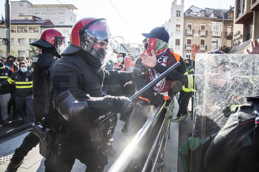 Trabajadores de Tubacex se enfrentan a la Ertzaintza durante las protestas en el exterior del Parlamento Vasco contra los despidos en las plantas de Amurrio y Llodio.