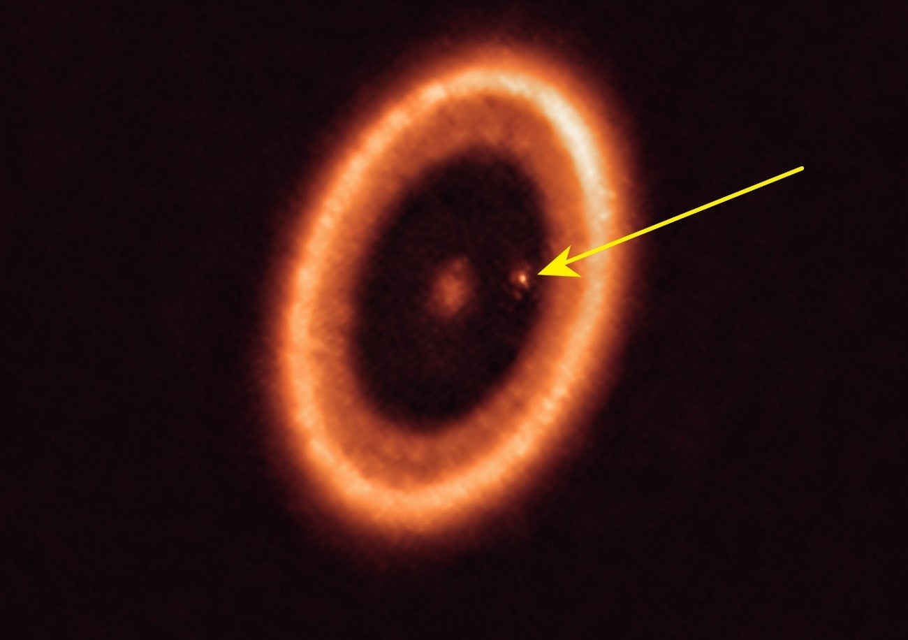 El exoplaneta PDS 70c (sealado con la flecha) observado con ALMA| ALMA/ESO/NSF/NAOJ/ Benisity et al.