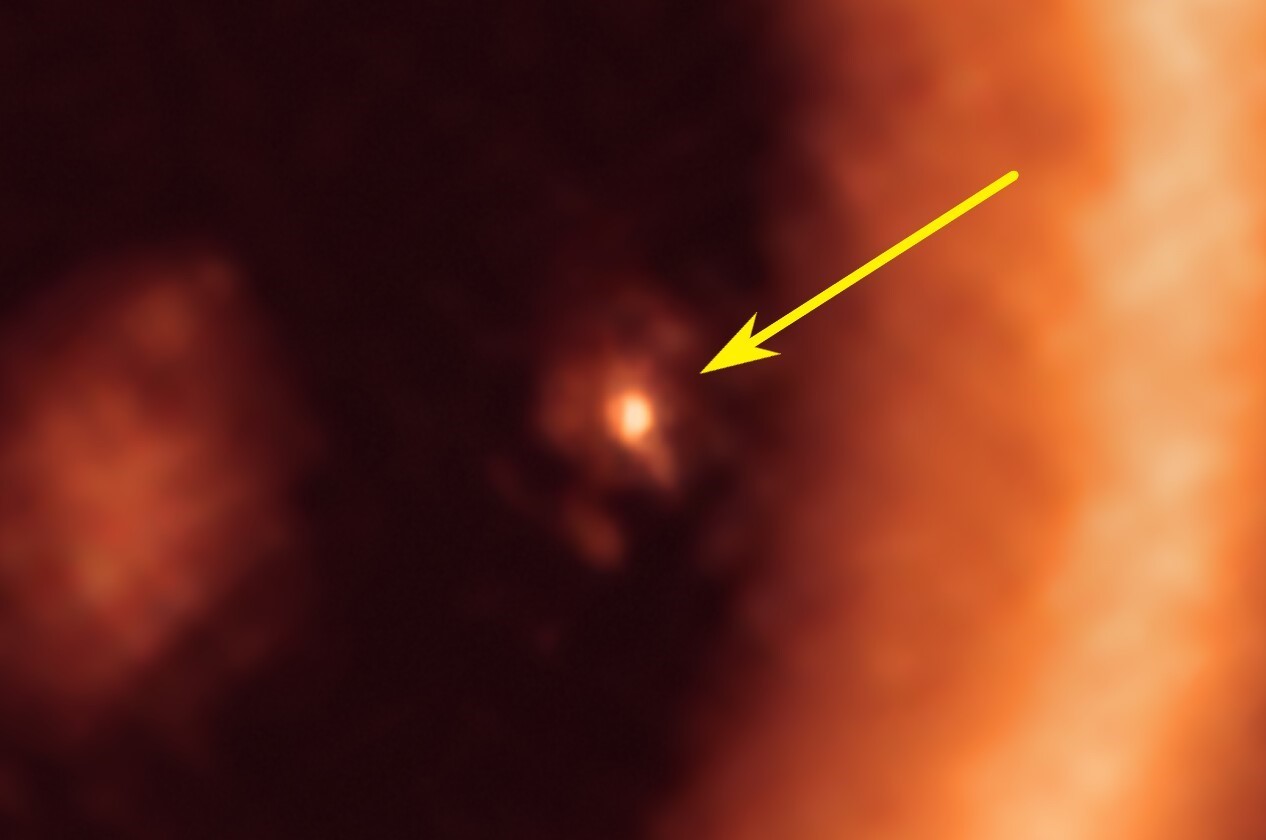 Nubecilla del exoplaneta PDS 70c (sealado con fla flecha) observado con ALMA