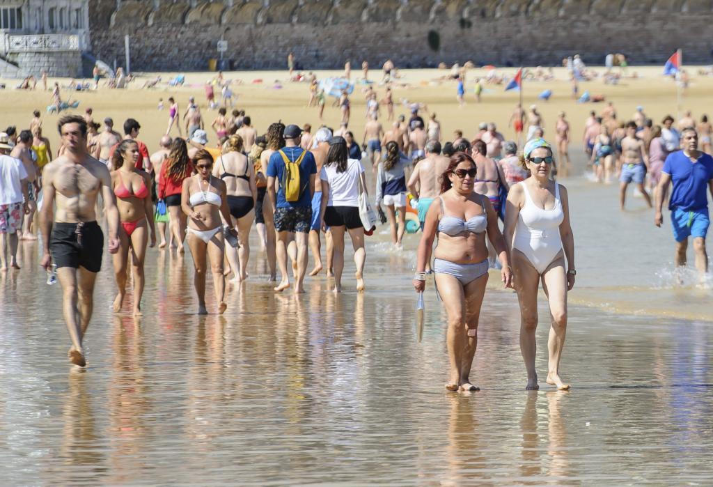 Decenas de paseantes caminan por la playa de la Concha de San Sebastián antes de que se aprobara la obligación de llevar mascarilla.
