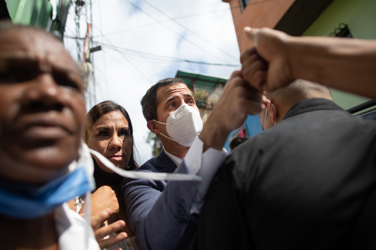 Juan Guaidó saluda a un residente del barrio La Lucha, en Caracas.