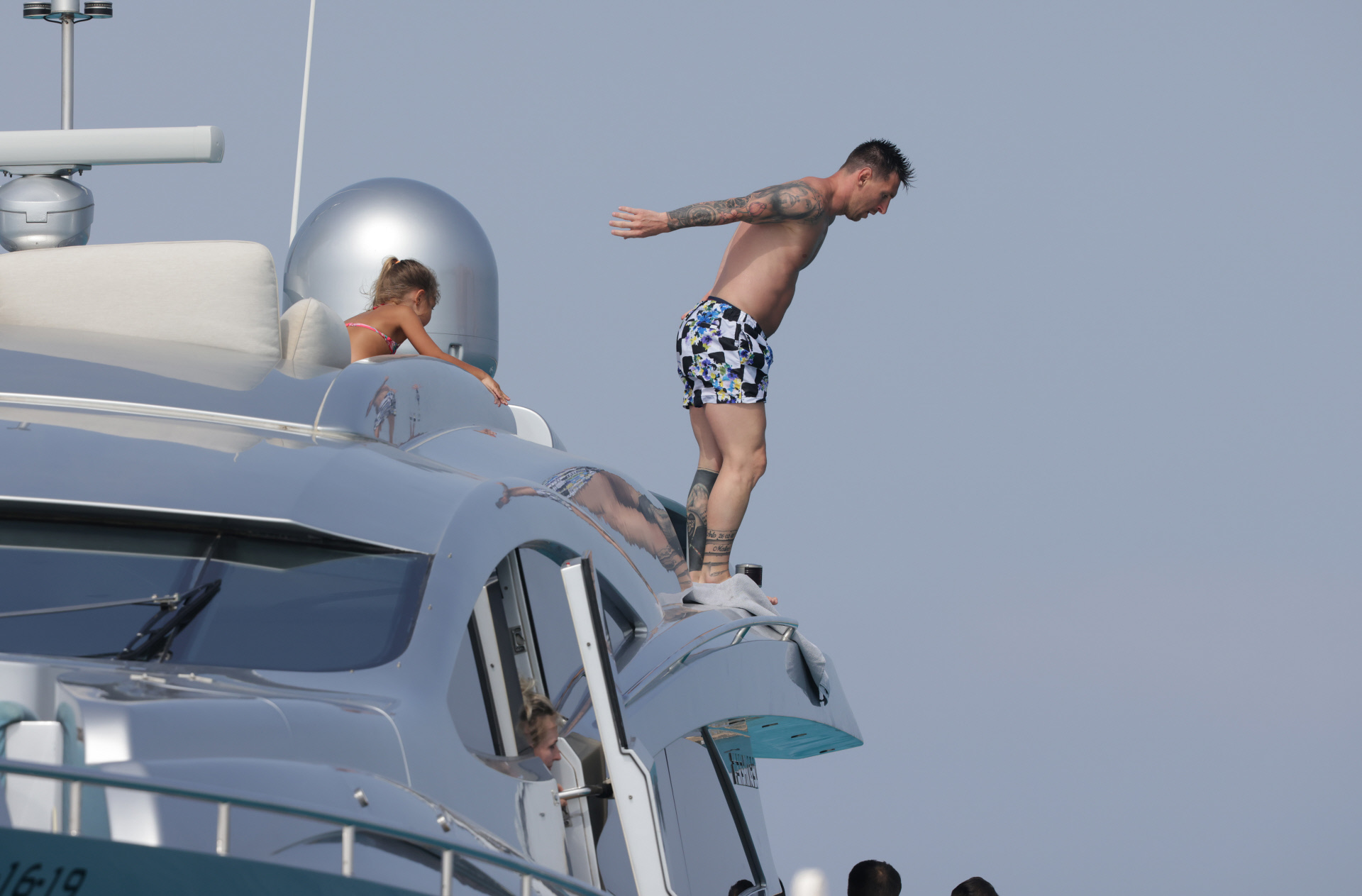 Messi, lanzndose al mar desde lo ms alto del yate.