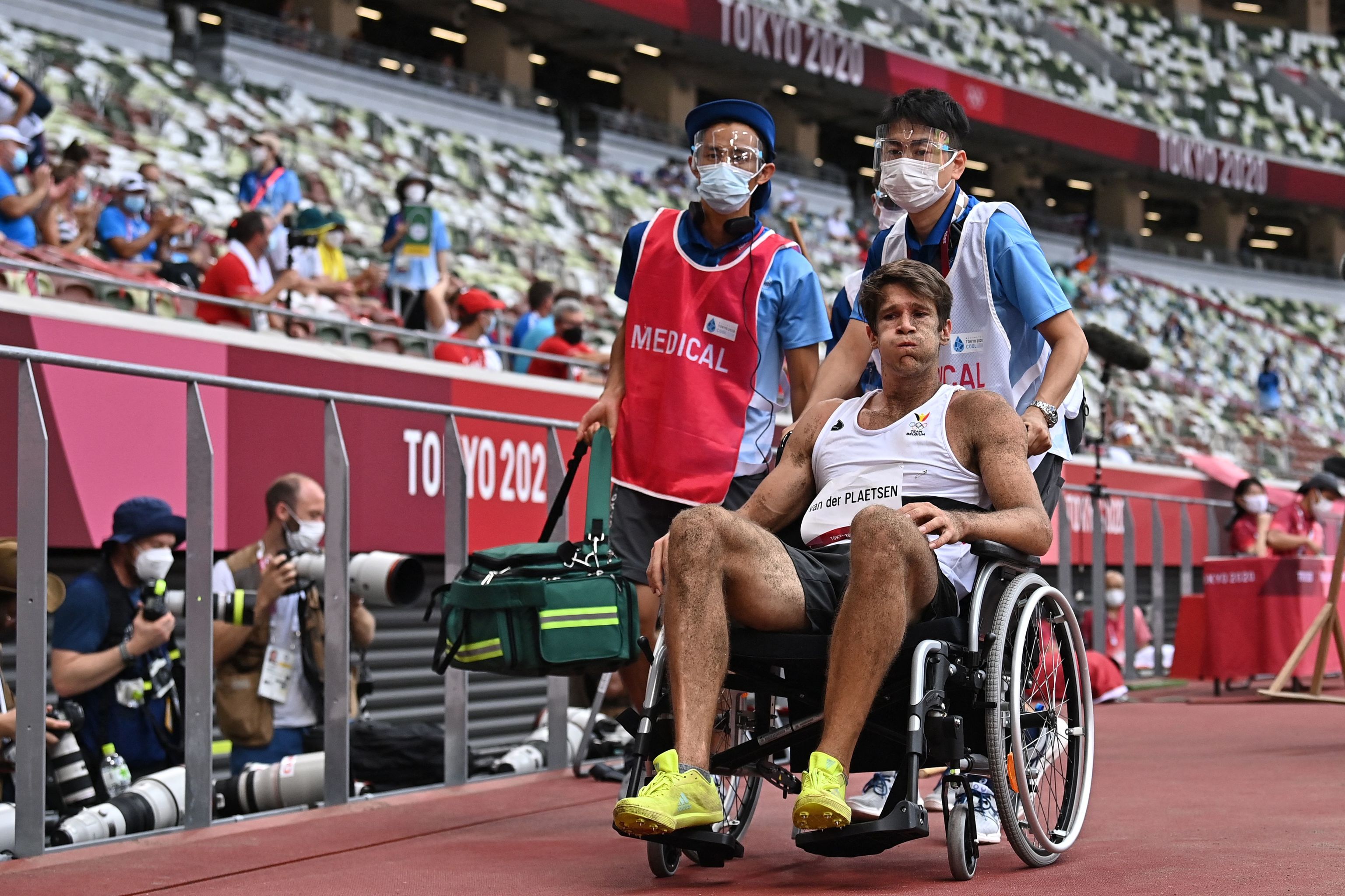 El belga Van der Plaetsen abandona el estadio en silla de ruedas.