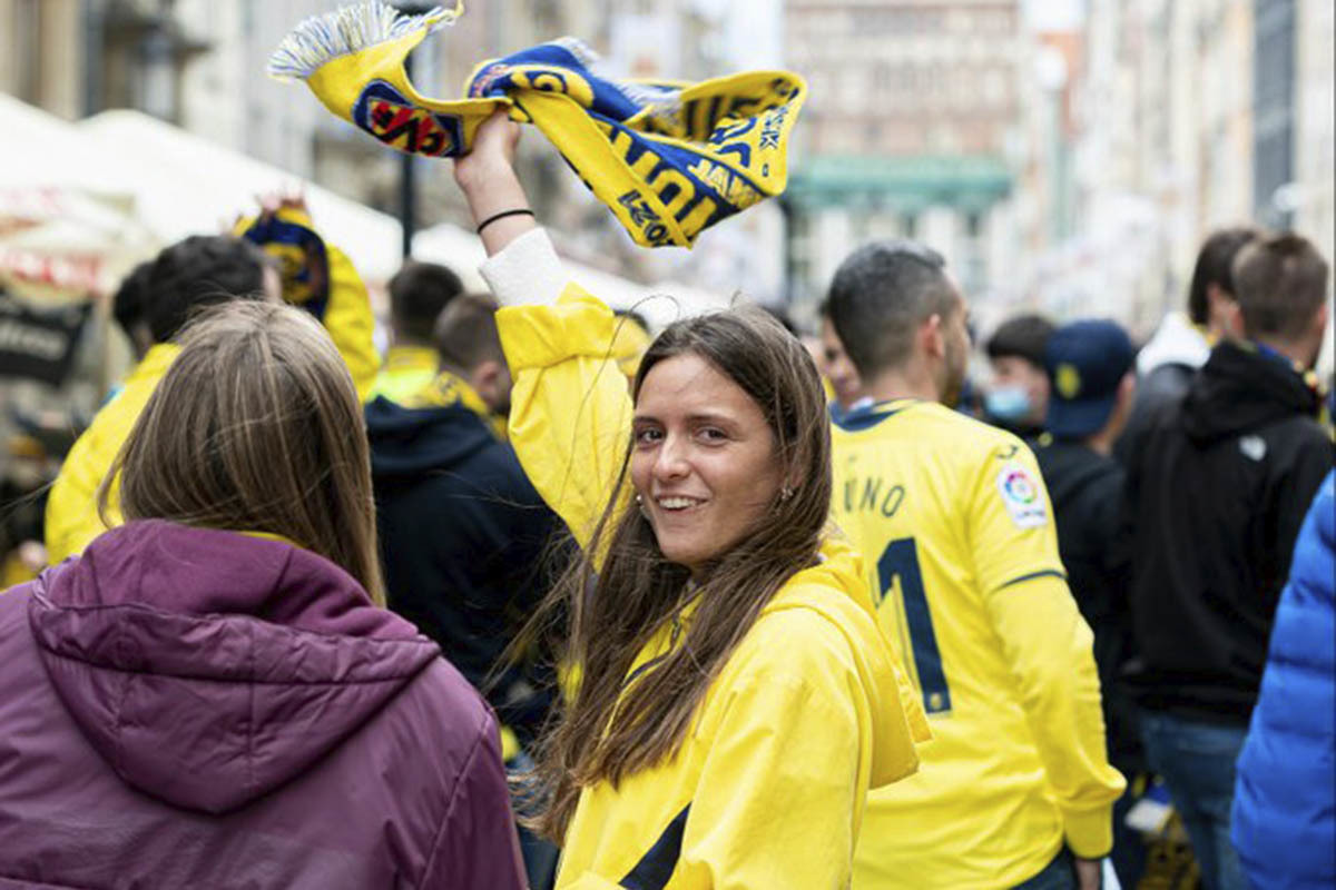 Una aficionada del Villarreal en exhibe la bufanda del club.