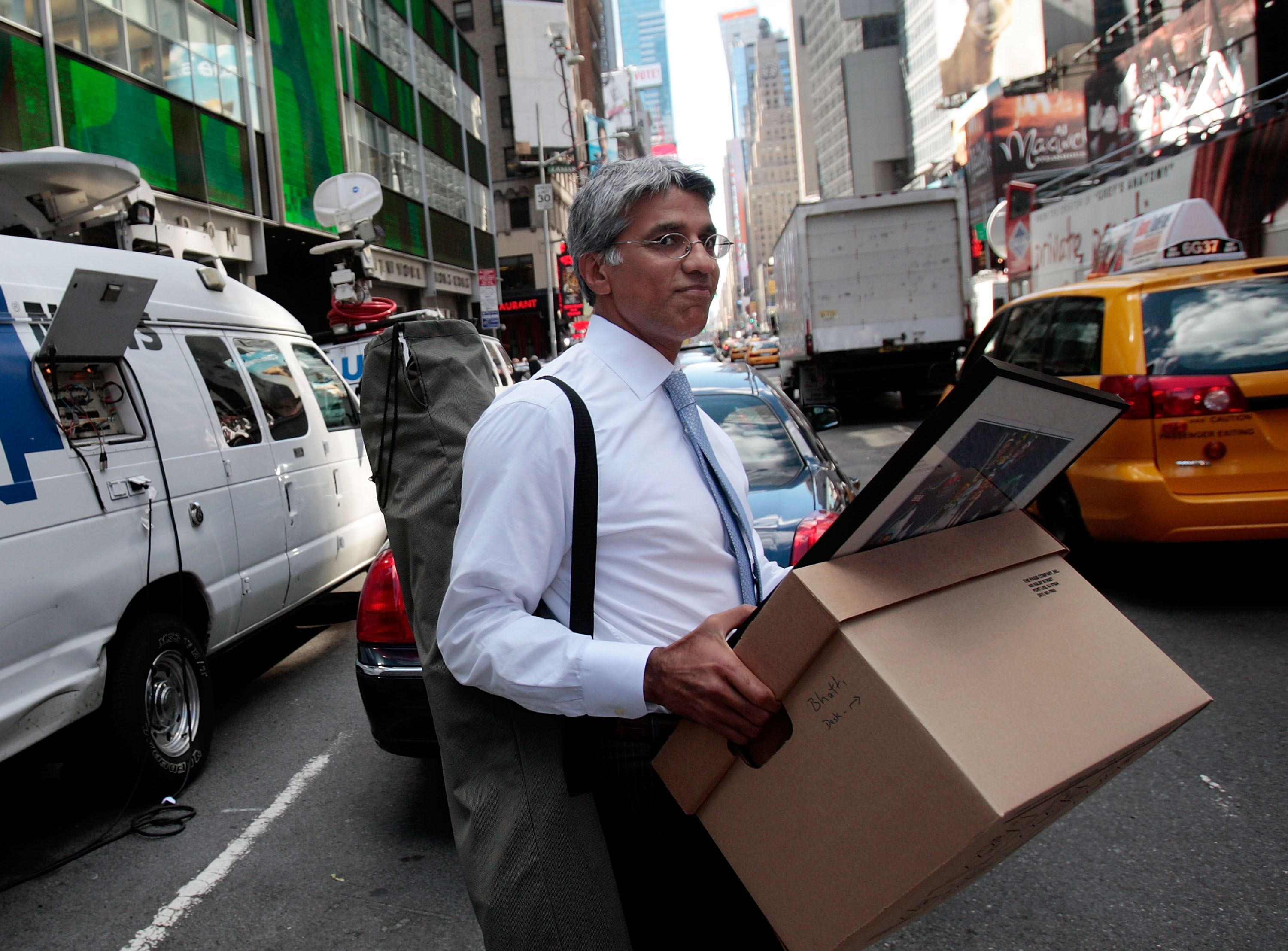 Un empleado de Lehman Brothers carga una caja con sus cosas a la salida de la sede principal de la compaa