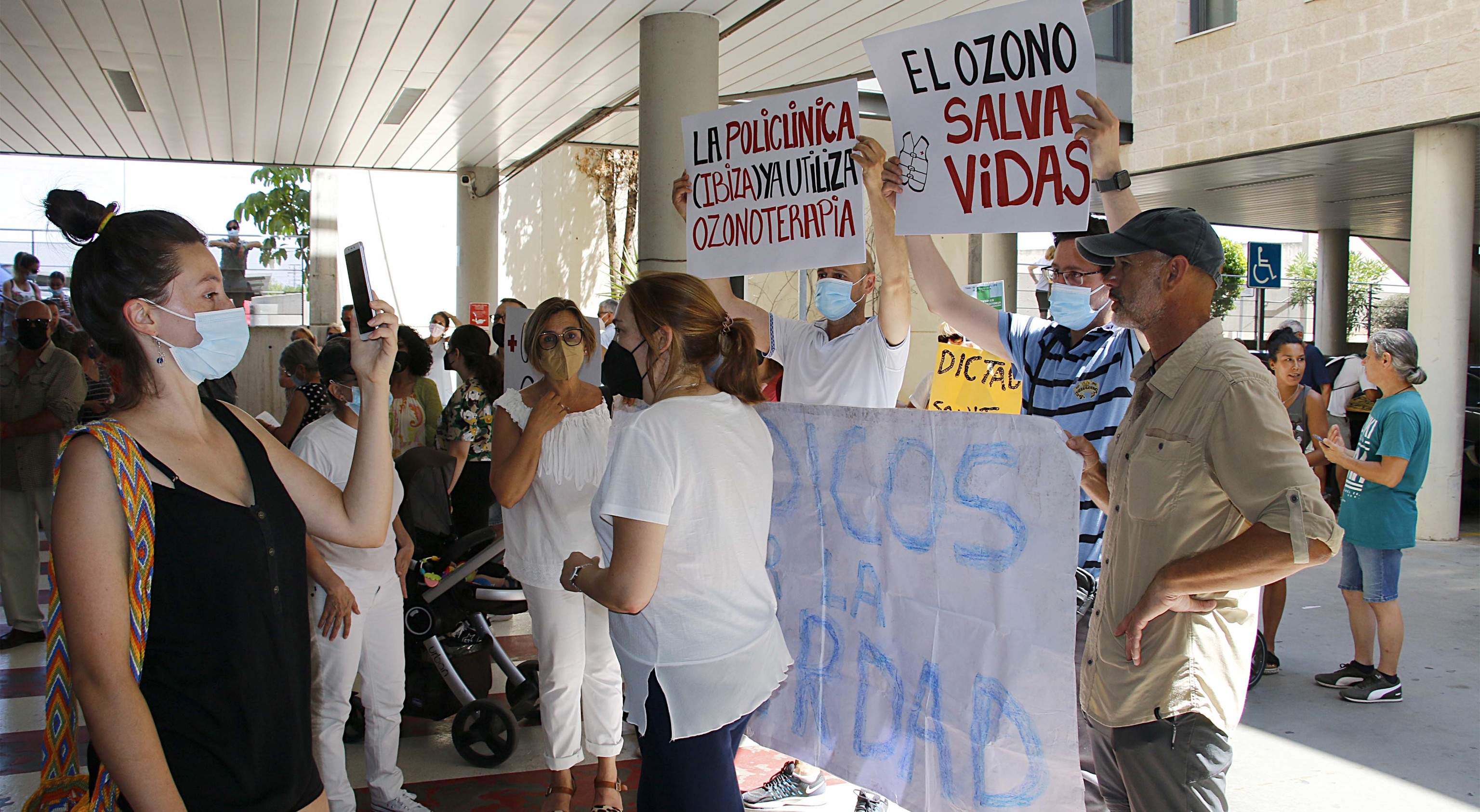 Familiares y amigos del enfermo de Covid, el jueves durante su protesta en el Hospital de La Plana de Vila-real.