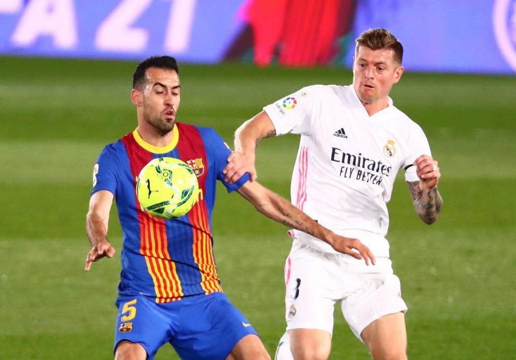 Busquets y Kroos, en el Real Madrid-Barcelona jugado en abril
