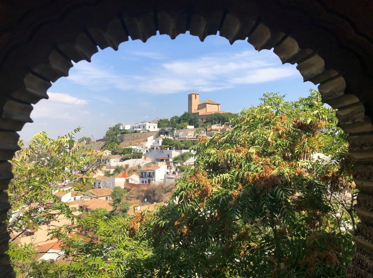 El campanario de San Cristbal en el Albayzn alto de Granada desde el palacio nazar de Dar al-Horra.