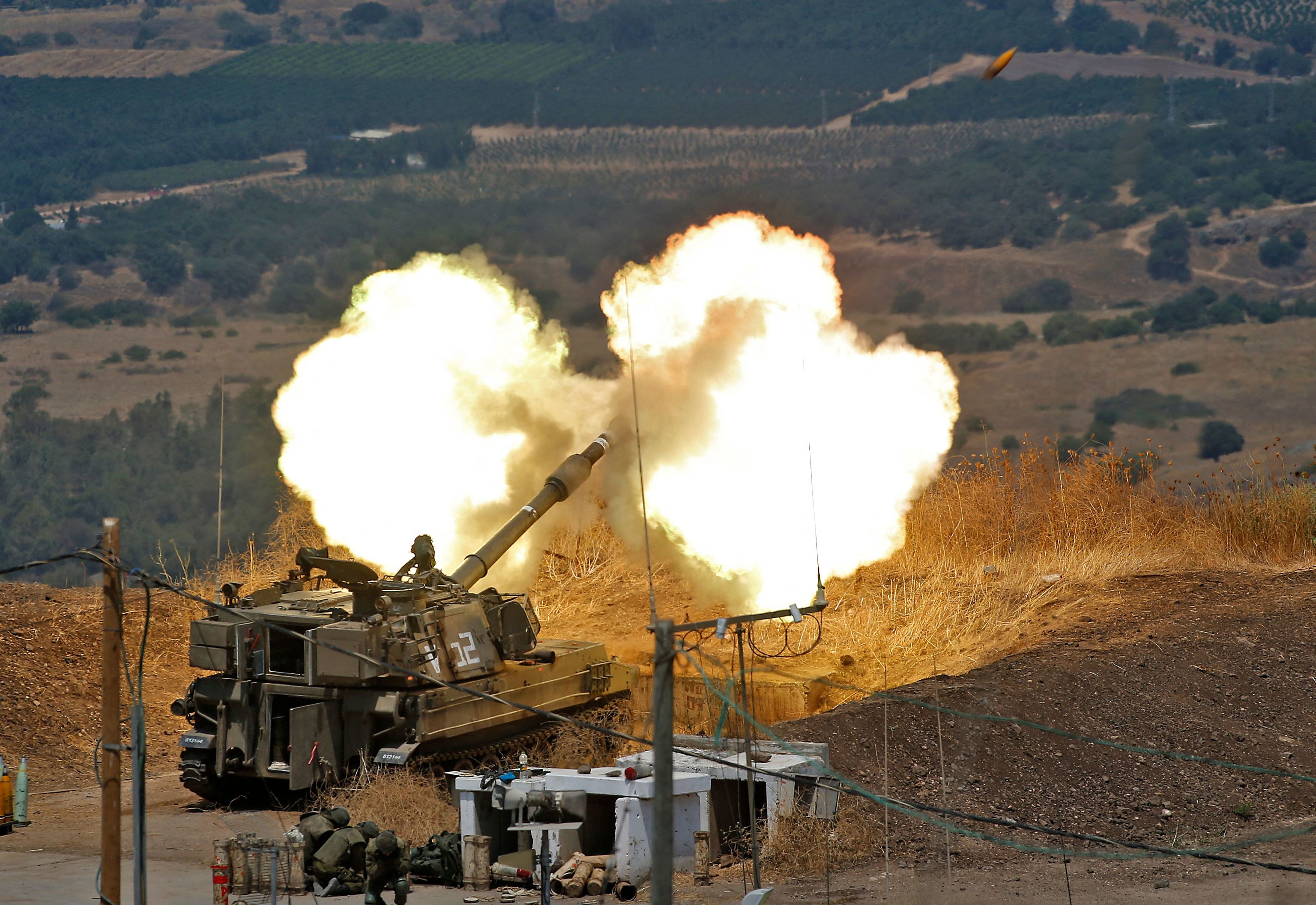 Israel dispara proyectiles hacia Lbano cerca de la ciudad de Kiryat Shmona.
