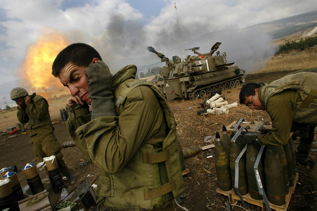 Soldados israelíes disparan fuego de artillería contra el sur del Líbano en 2006.