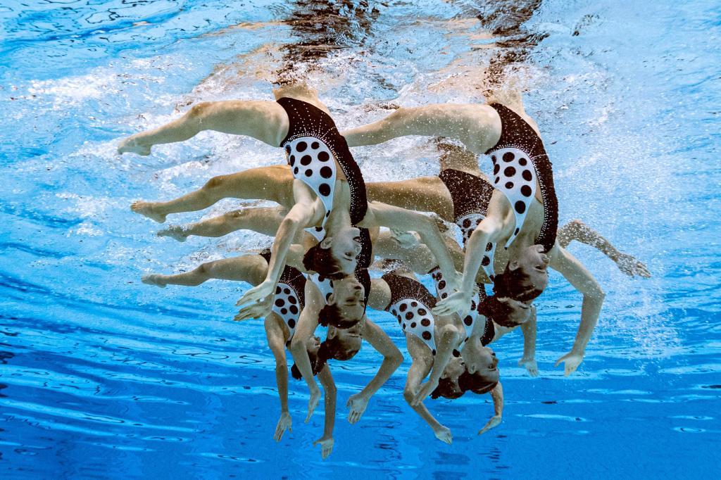 El equipo de natacin sincronizado realiza el ejercicio de rutina tcnica