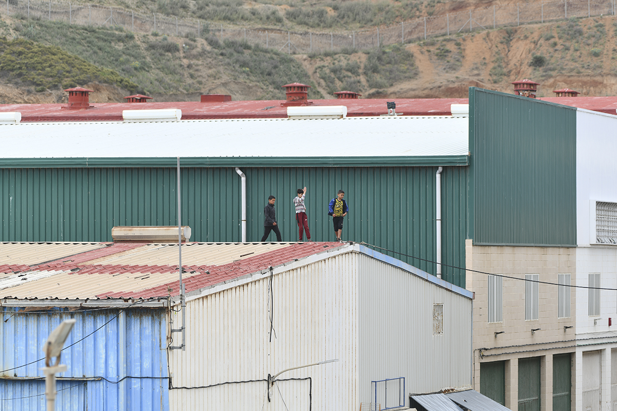Menores en tejados de un centro, en Ceuta.