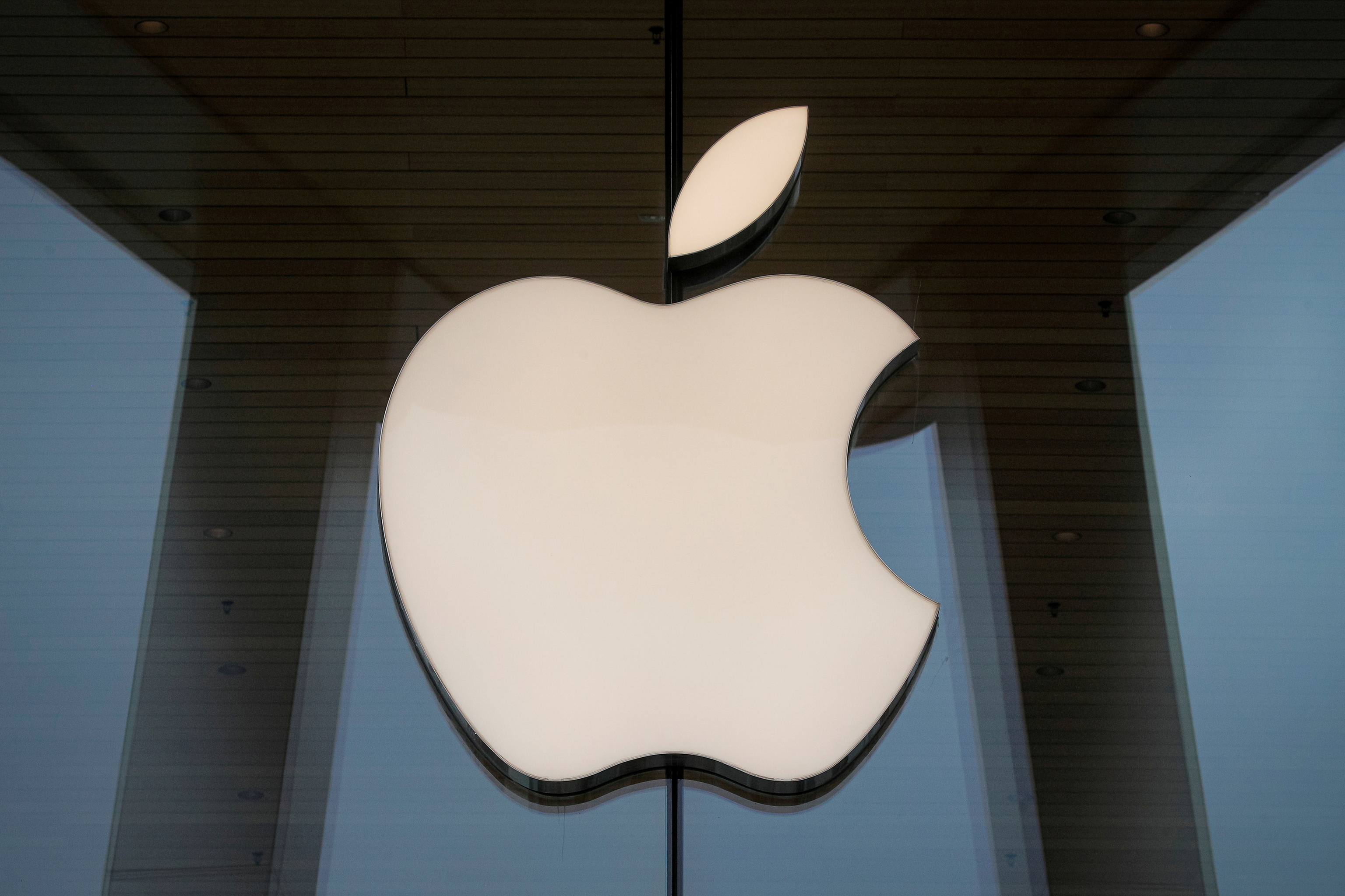 Imagen de archivo del logo de Apple en una de sus tiendas de Nueva York.