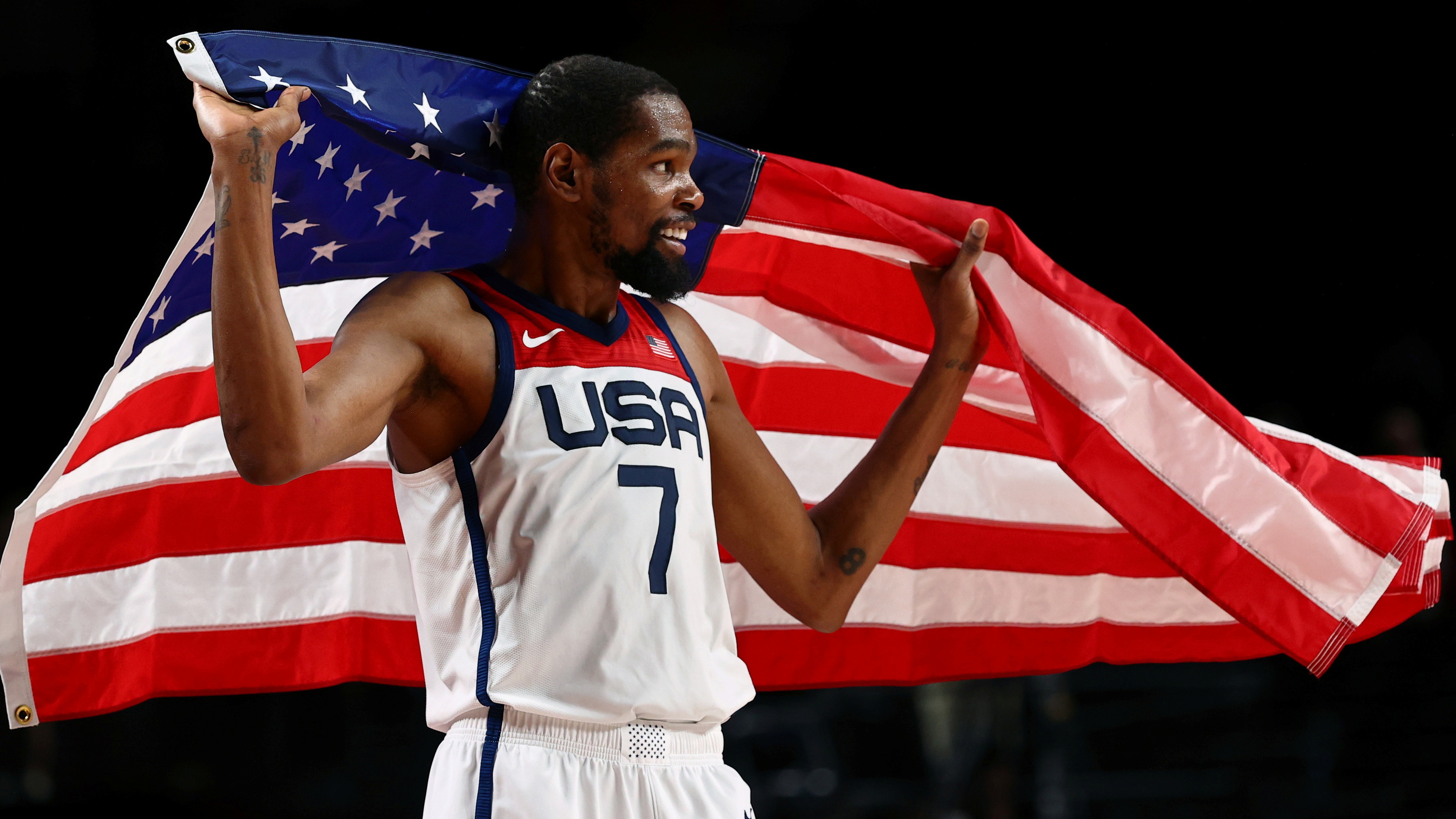 Kevin Durant posa con la bandera de EEUU.