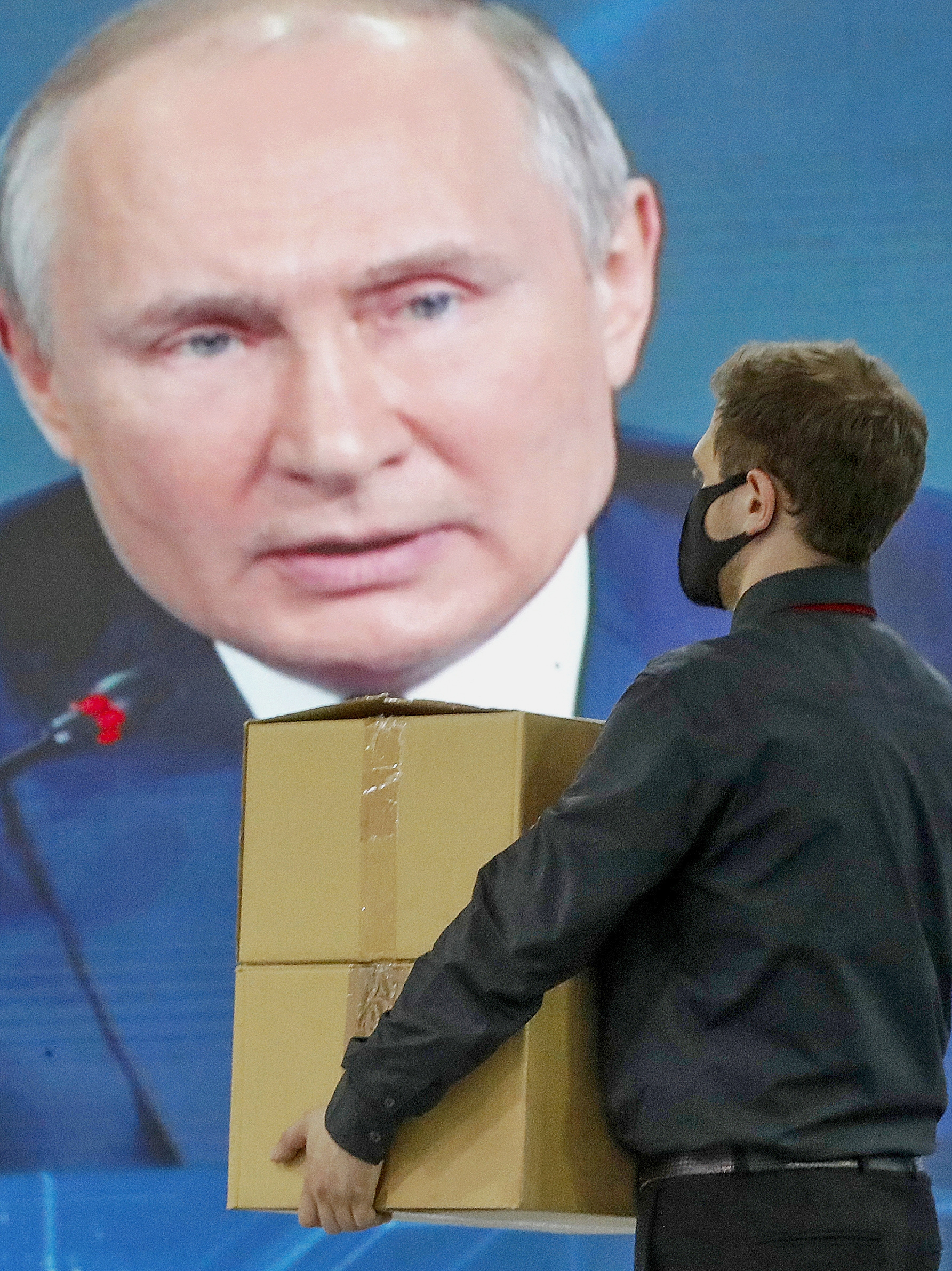 Un hombre pasa delante de un cartel de Putin en Mosc.