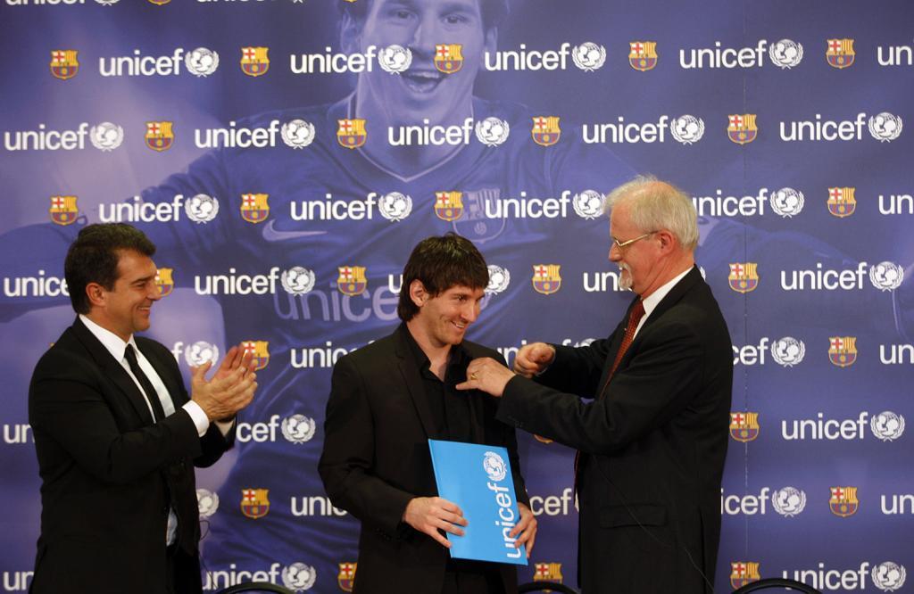 Laporta, en 2010, aplaude a Messi, nombrado embajador de Unicef