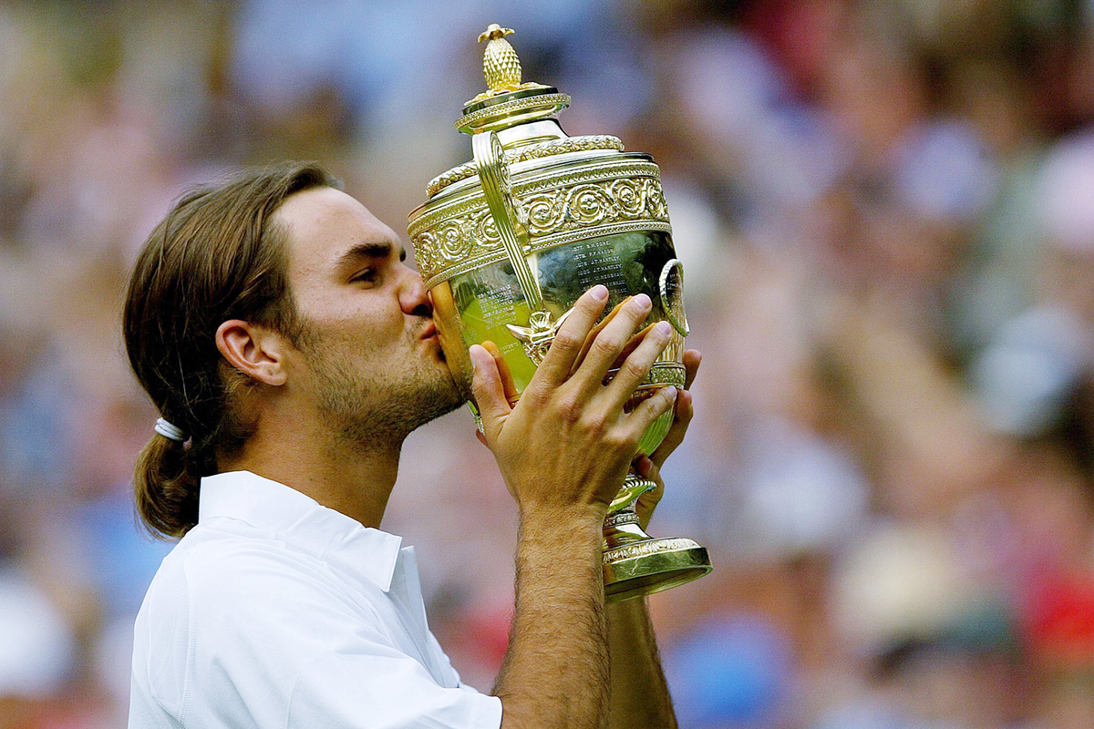 Federer besa el trofeo de Wimbledon en 2003, su primer 'Grande'.