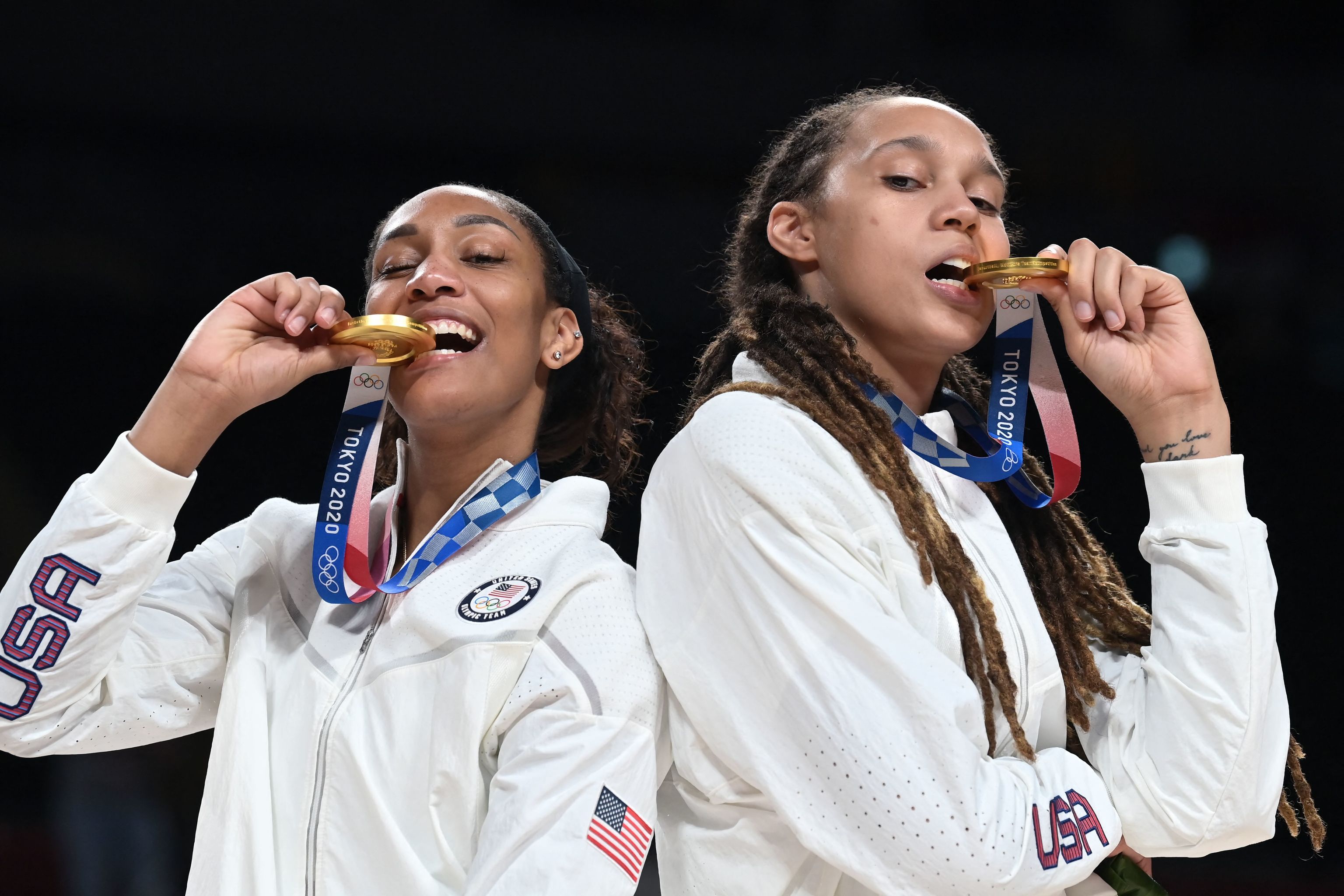 Brittney Griner y A'ja Wilson posan con el oro de baloncesto