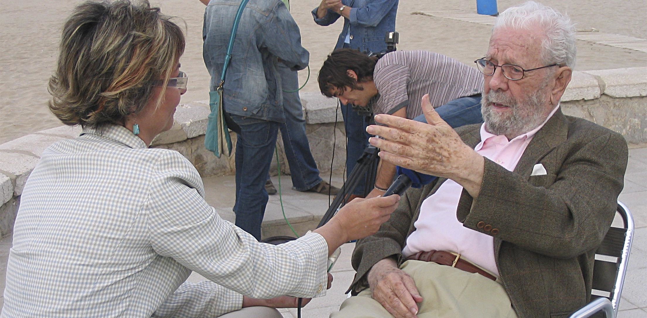 Berlanga atiende a la periodista de EL MUNDO durante su visita a Peñíscola en 2006.