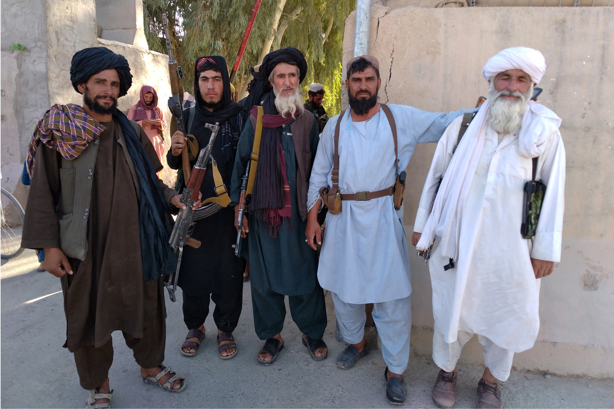 Los talibán entran en la ciudad de Farah, el lunes.