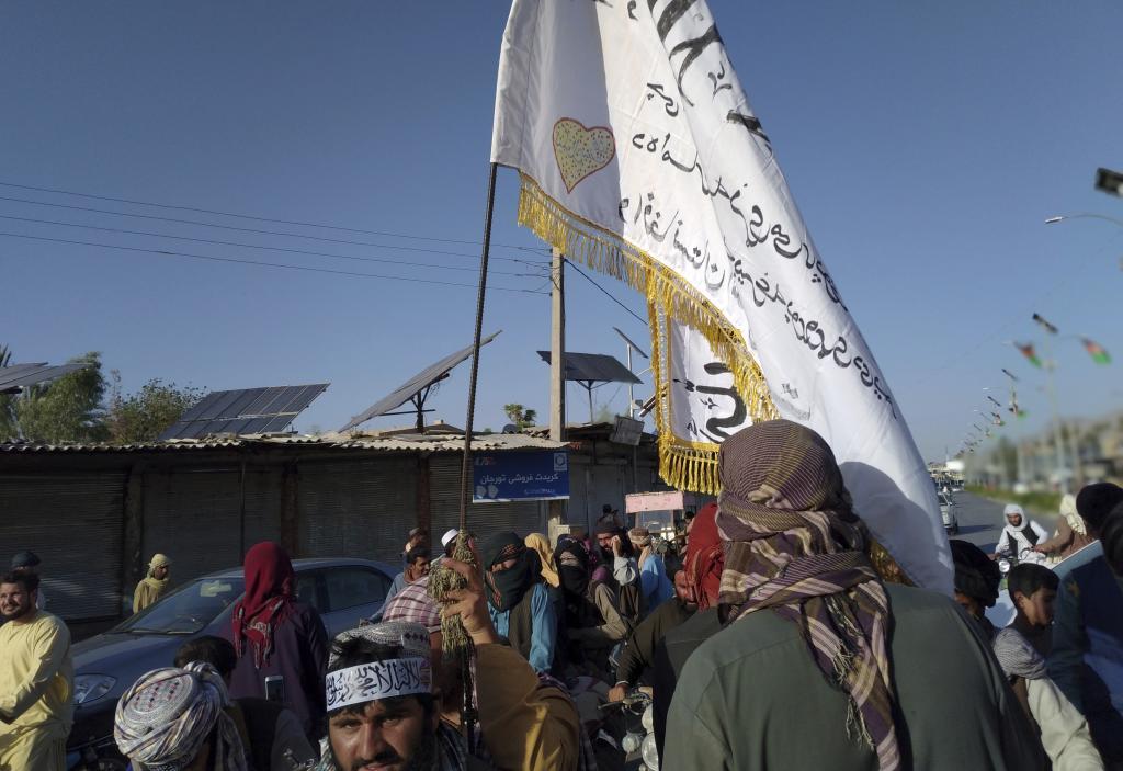 Los talibán llegan a la ciudad de Farah, al suroeste de Kabul, en Afganistán, este martes.