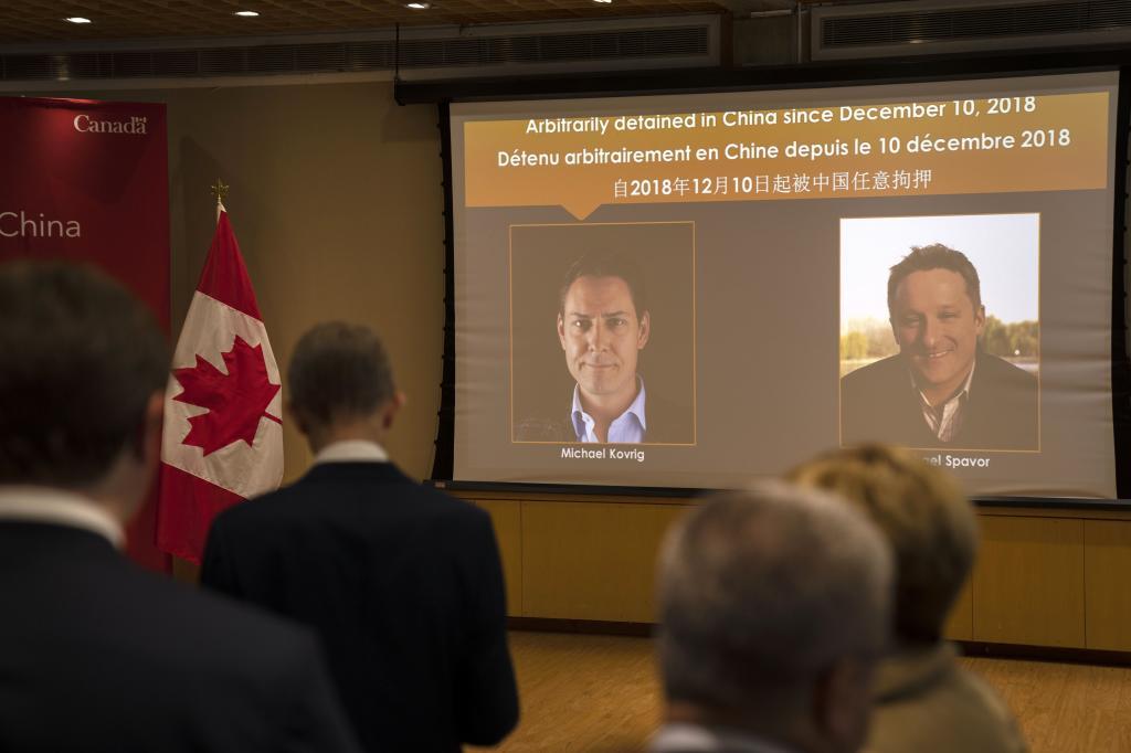 Imagen de los dos canadienses detenidos en China proyectada en la embajada de Canad, durante su juicio.