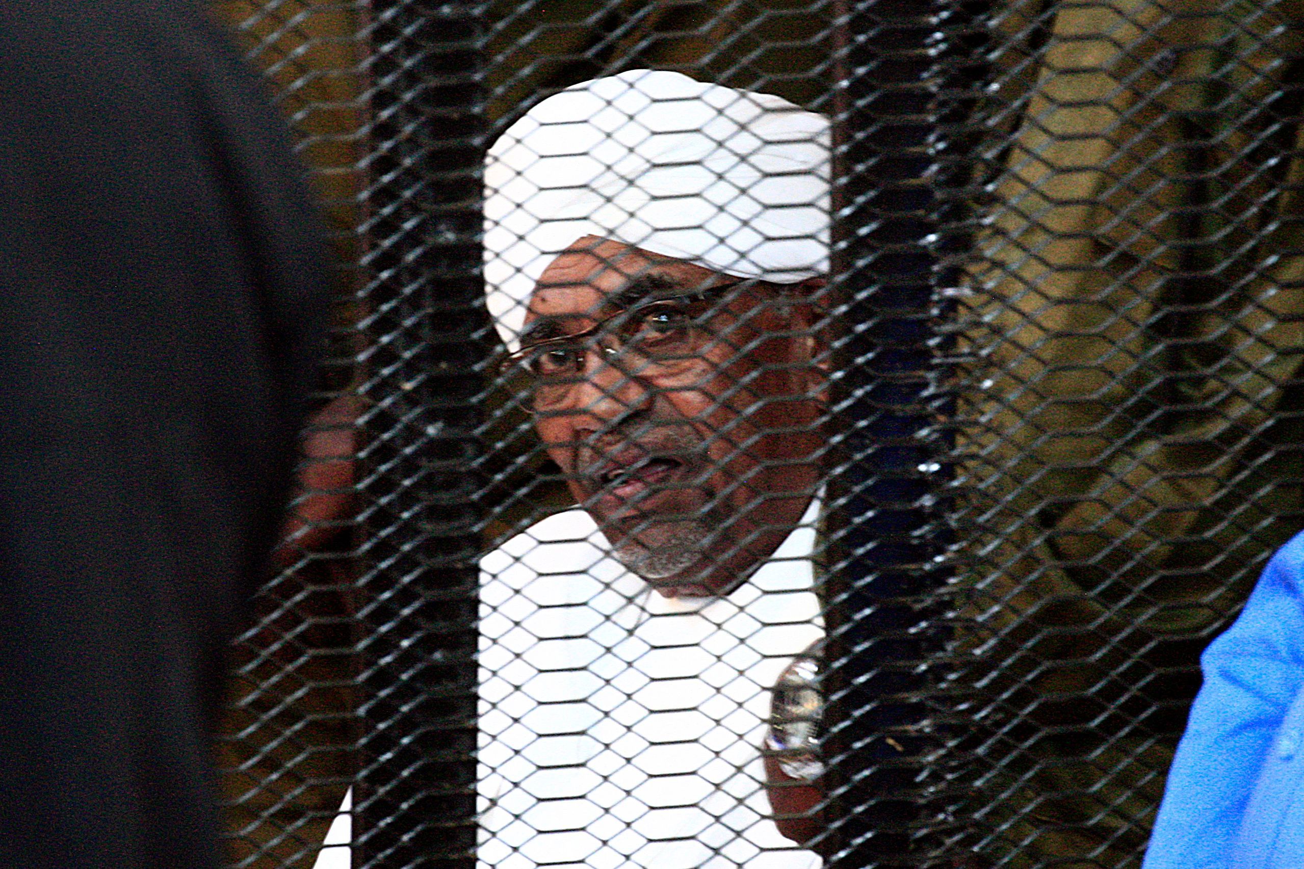 Omar al Bashir, durante su juicio en Jartum, en 2019.