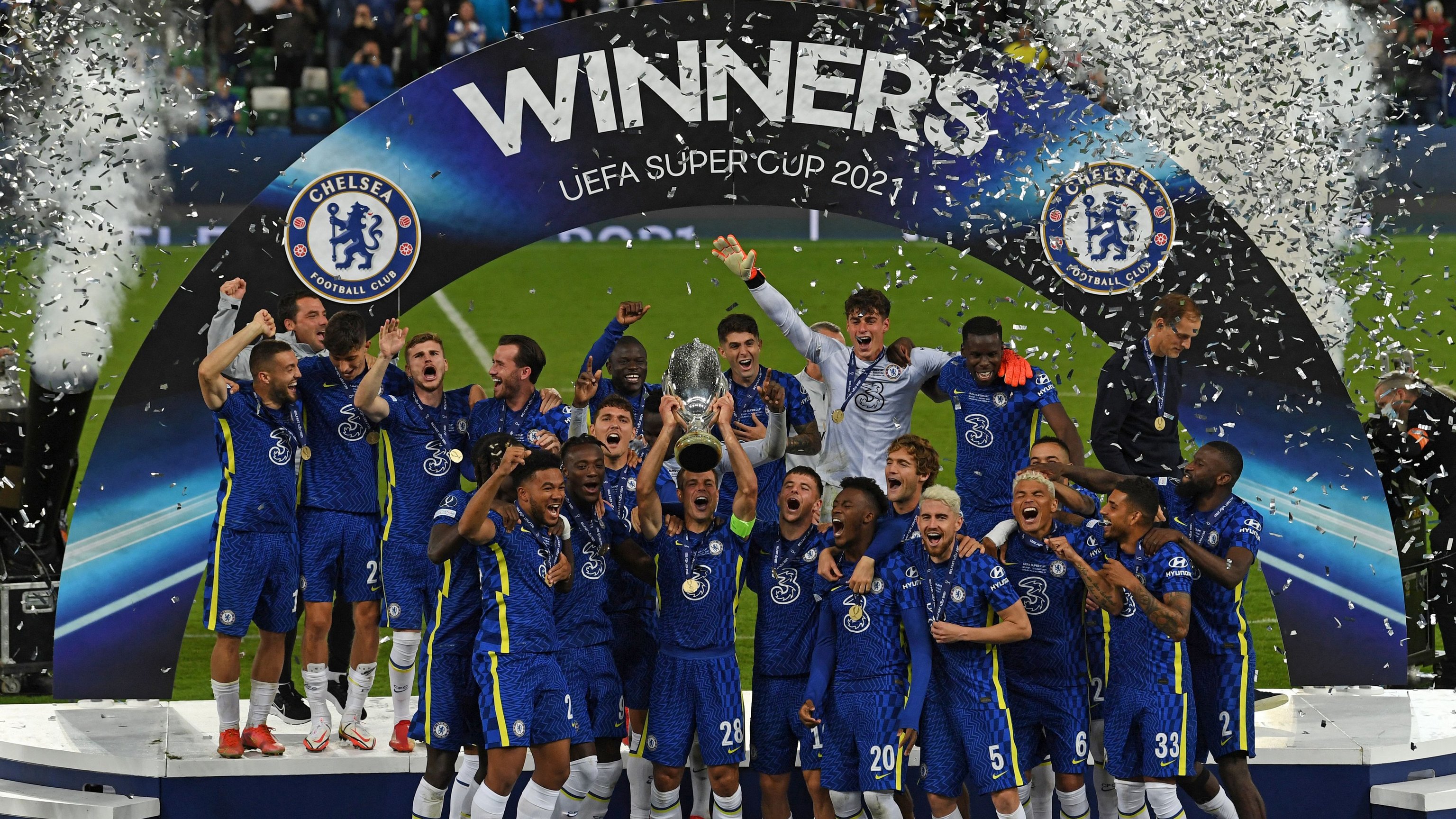 El Chelsea celebra con el título.