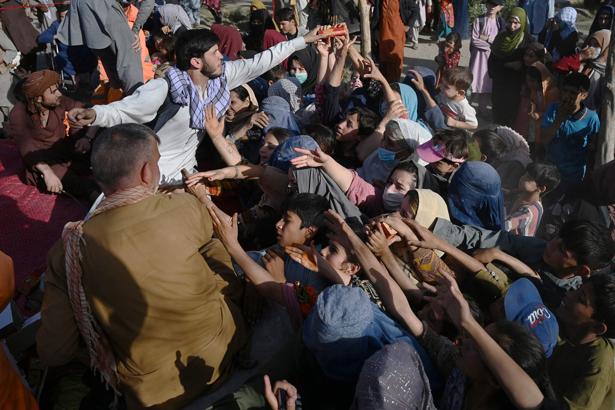 Familias afganas desplazadas piden comida en Kabul.