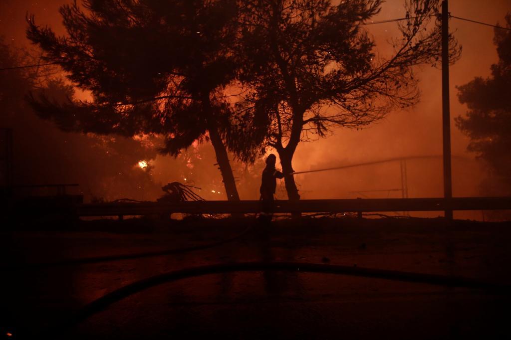 Imagen de un incendio en el noreste de Atenas.