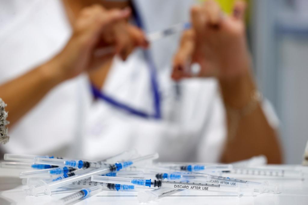 Una sanitaria prepara dosis de vacunas contra el Covid en el hospital Isabel Zendal de Madrid.