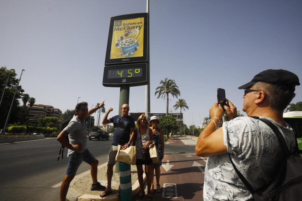 Turistas se fotografan con un termmetro de Crdoba