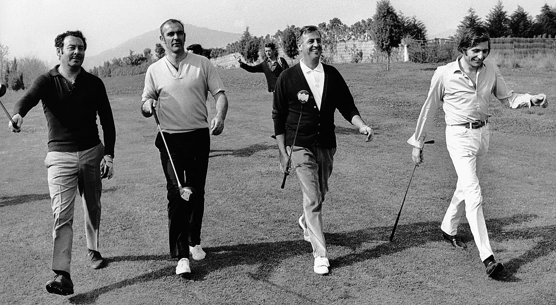 Gunter Sachs (dcha.), el prncipe Alfonso de Hohenlohe (izda.), Sean Connery(2 izda.)y y el prncipe Walter Rupprecht von Einsiedel en un partido de golf en Marbella.
