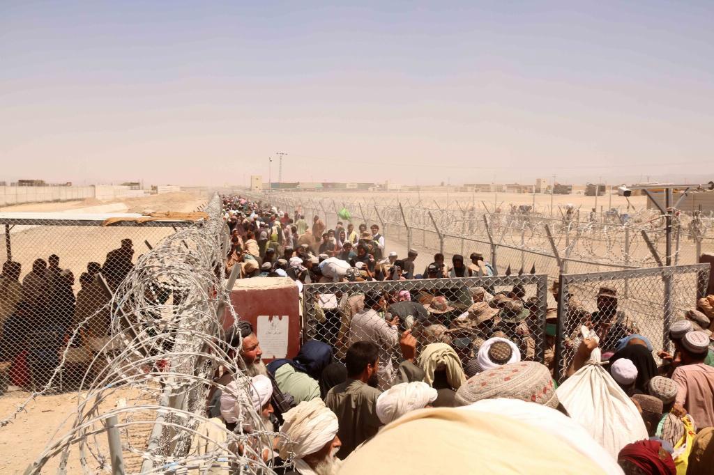 Refugiados afganos tratando de cruzar la frontera con Pakistn, huyendo del avance talibn.