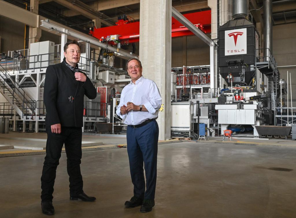 Elon Musk junto a Amin Laschet, candidato para suceder a Angela Merkel en la fbrica de Tesla en Gruenheide