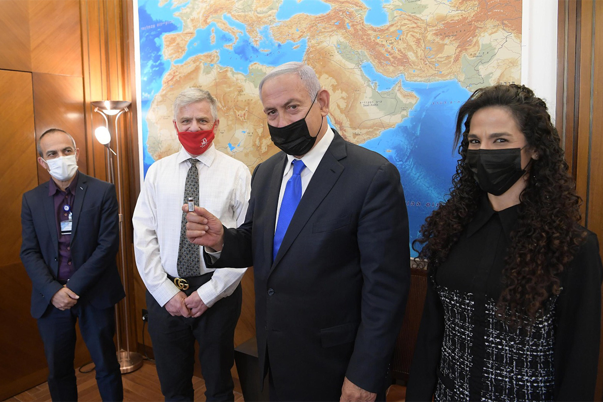 Netanyahu con la doctora Shiran Sharipa y su colega Nadir Arber posa con el medicamento.
