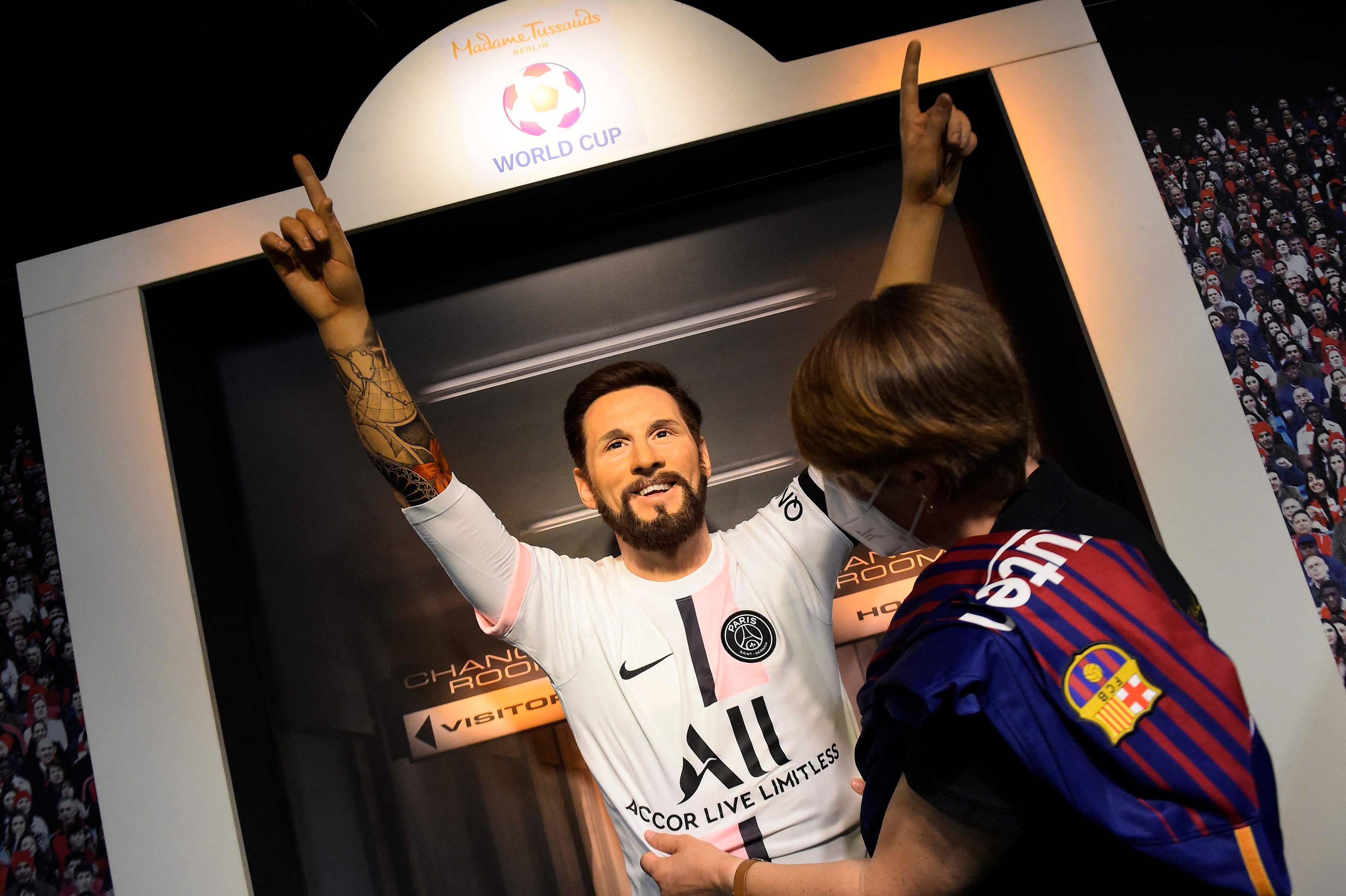 Un aficionado del Bara, ante un retraro de Messi.