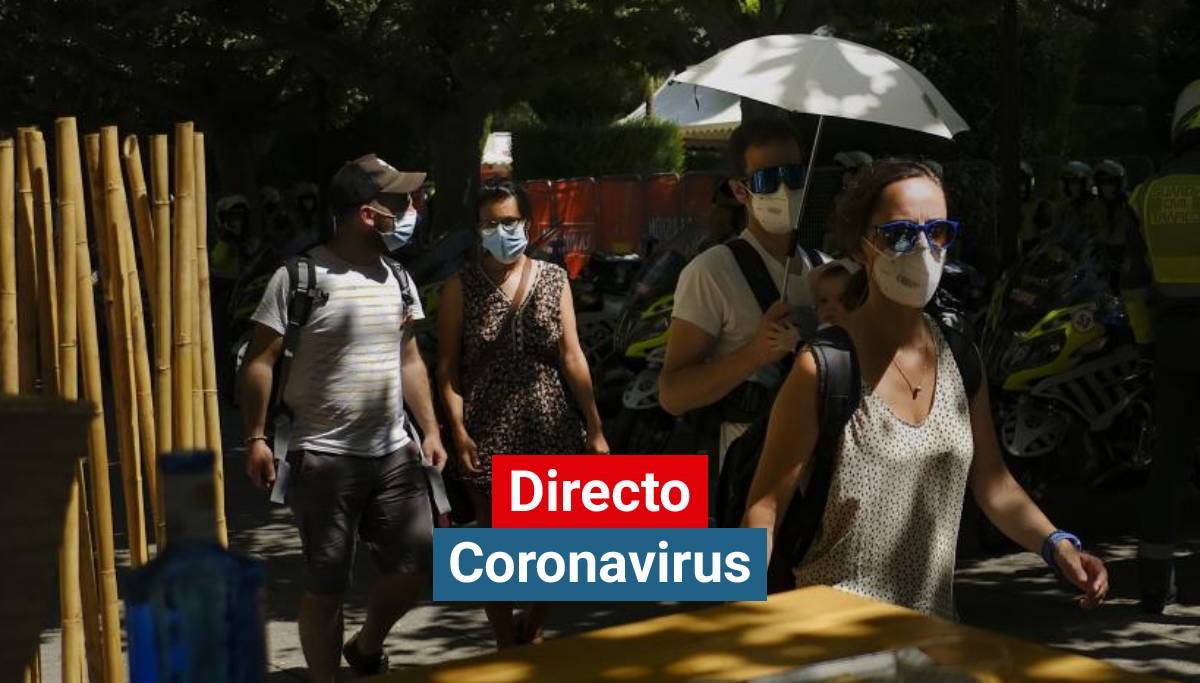 Paseantes con mascarilla contra el coronavirus en Burgos