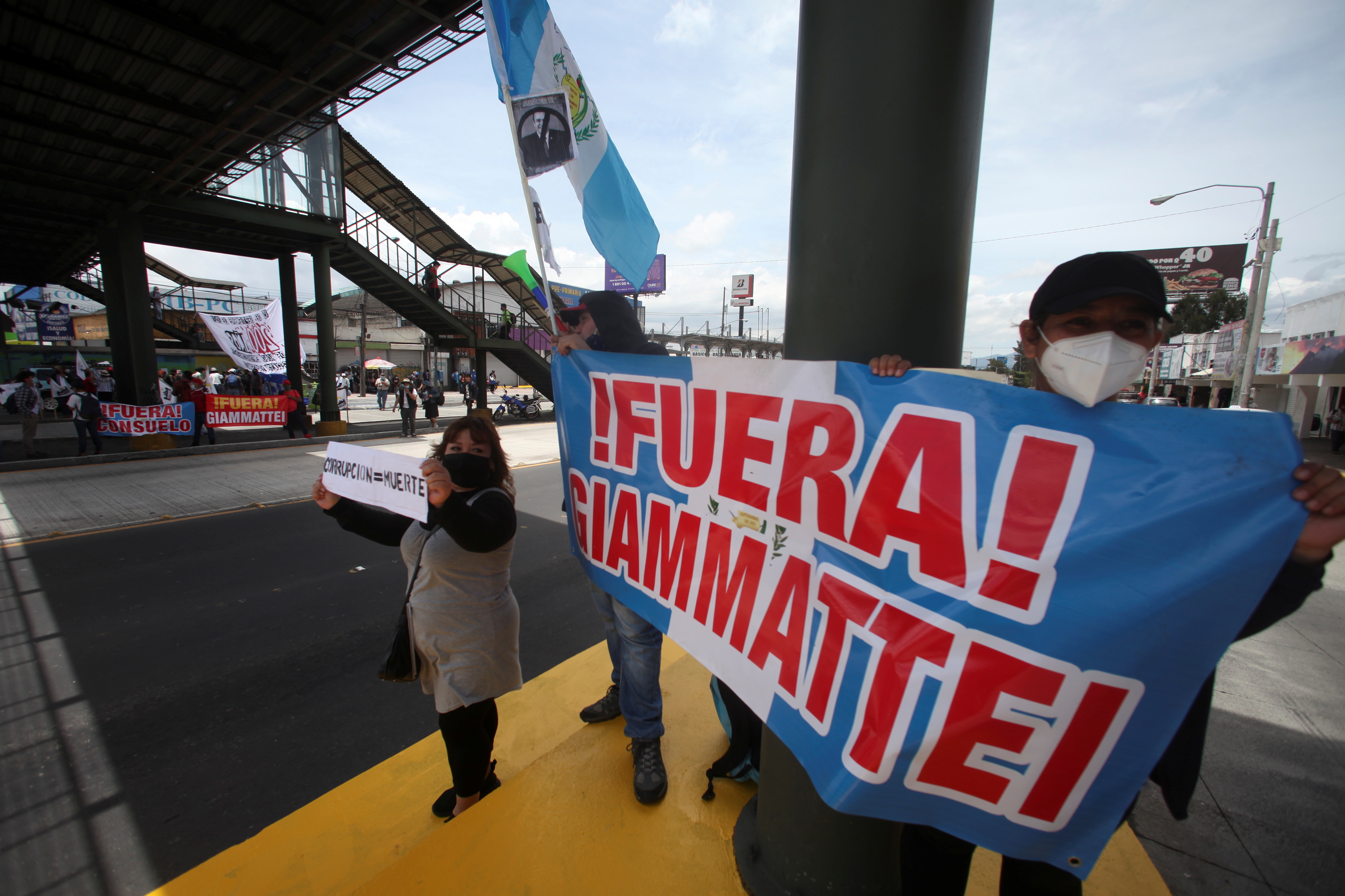 Manifestantes piden la renuncia del presidente de Guatemala, Alejandro Giammattei.