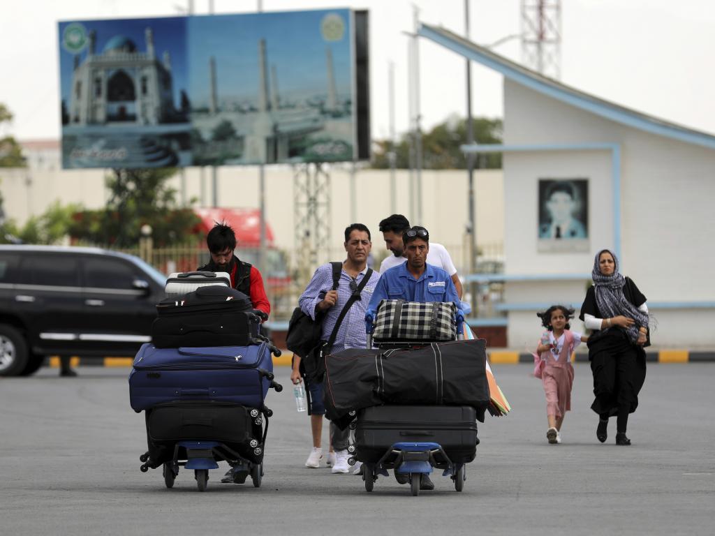 Afganos y occidentales aceleran la evacuacin de Kabul.