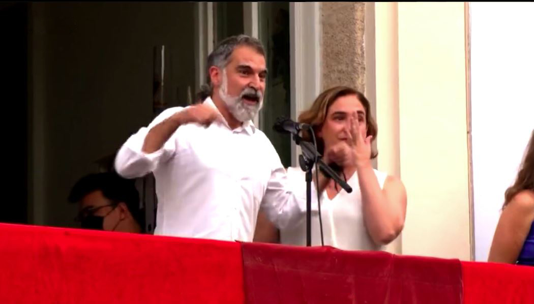 La alcaldesa de Barcelona emocionada junto a Cuixart