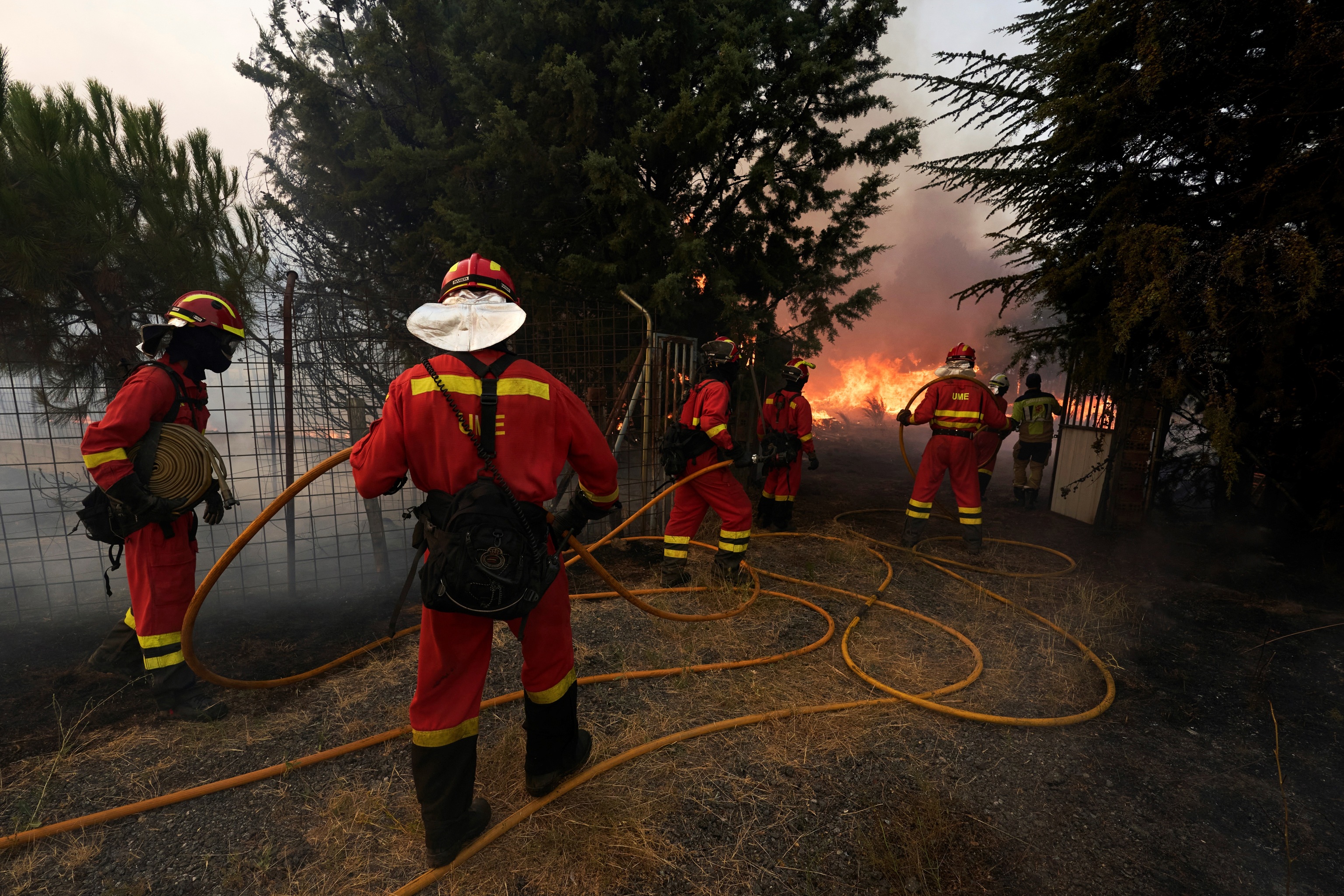 Efectivos de la UME trabajan en la extincin del incendio en Robledillo.