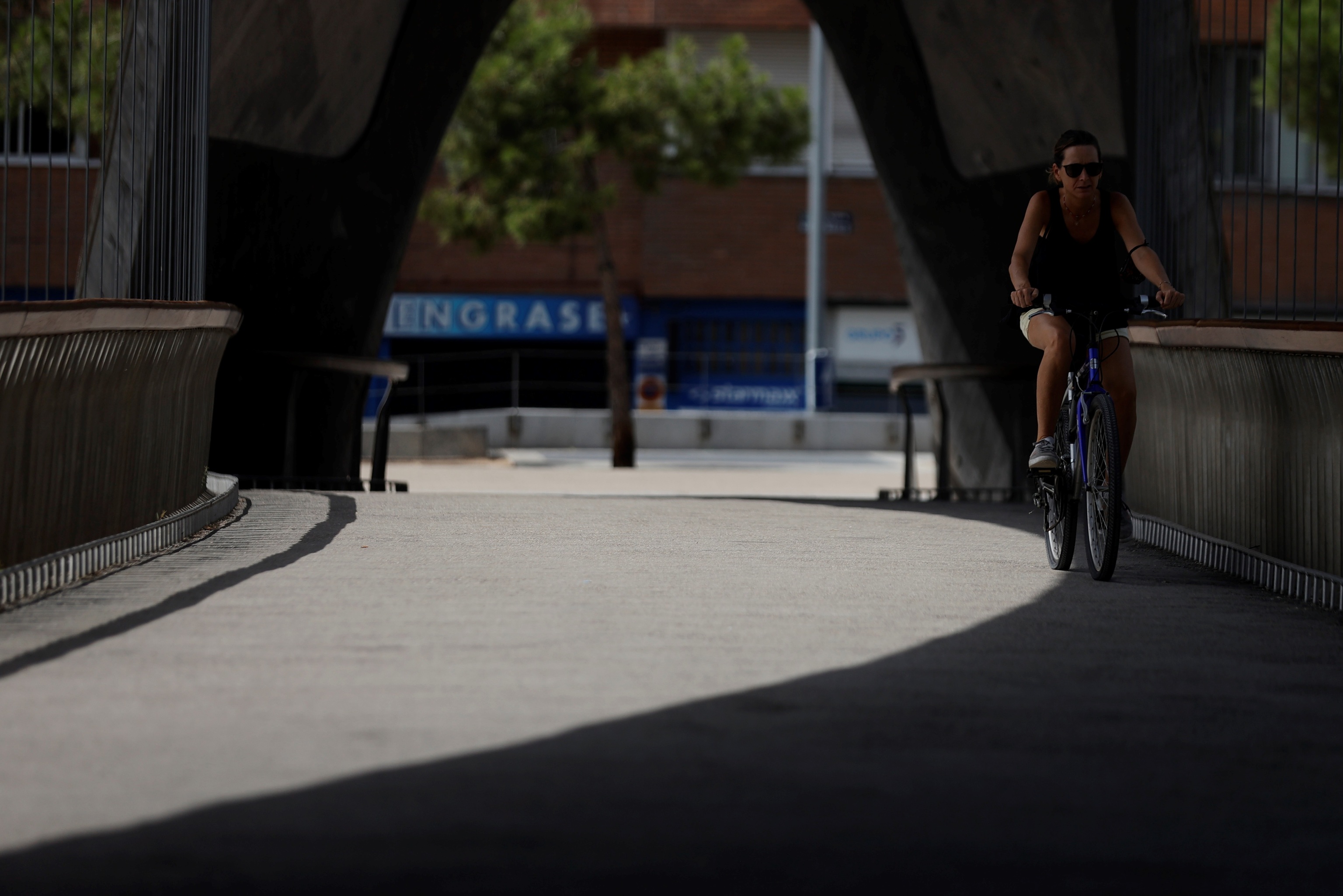 Una ciclista circula por una calle solitaria de Madrid.