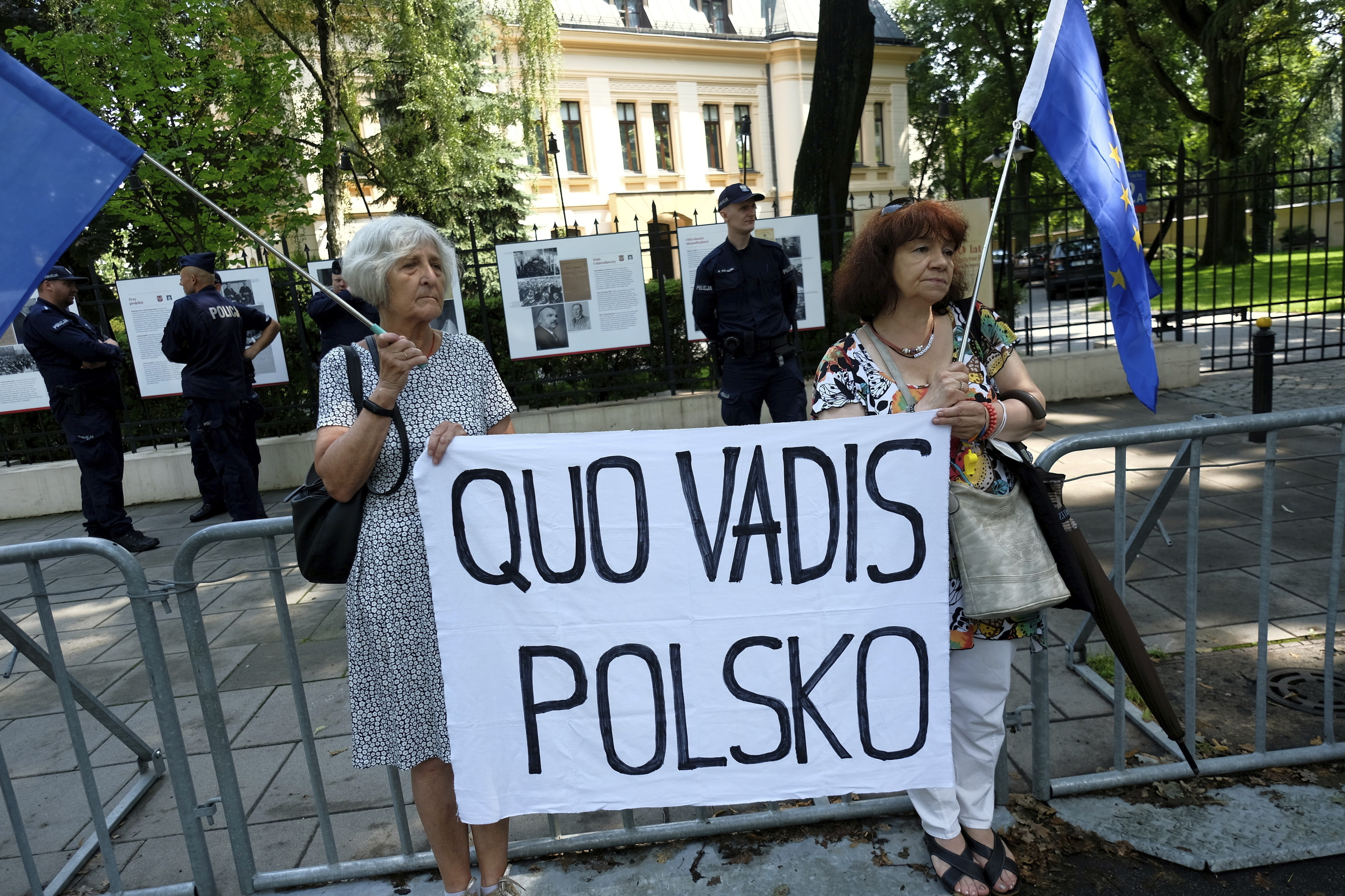 Manifestantes protestan contra las ltimas leyes polacas, en Varsovia.