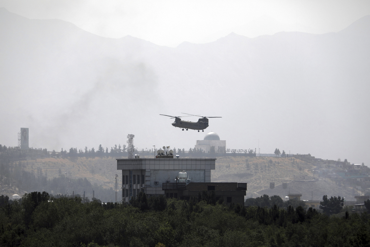 Un helicóptero sobrevuela la embajada de Estados Unidos, ayer, en Kabul.