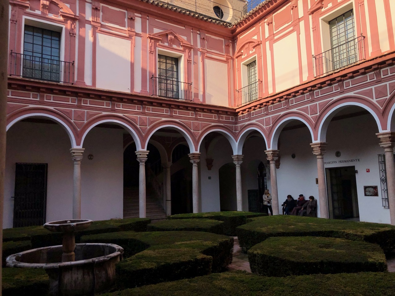 Patio barroco del Museo de Bellas Artes a la cada de la tarde.