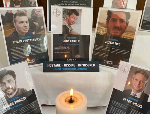 Altar en la iglesia de St Bride's en recuerdo de John Cantlie y Austin Tice, los dos periodistas secuestrados en Siria en 2012.
