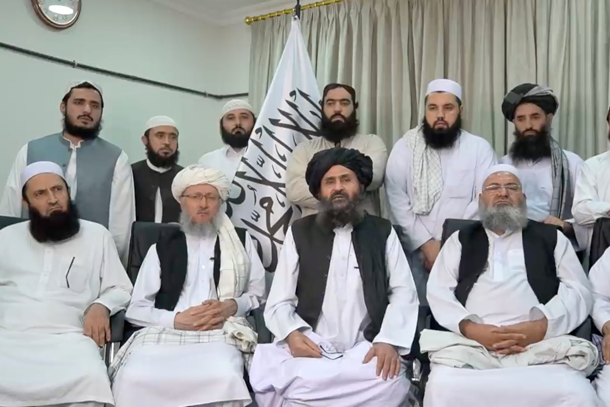 Abdul Ghani Baradar,posa, en el centro, junto a otros líderes talibán.