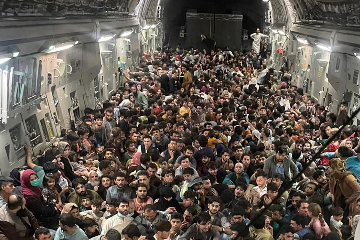 640 afganos huyen de Kabul en la bodega de un avión de EEUU.