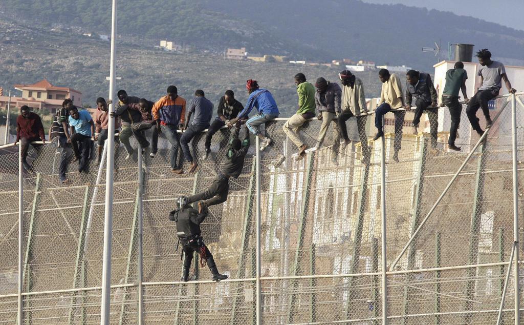 Imagen de archivo de inmigrantes saltando la valla de Melilla